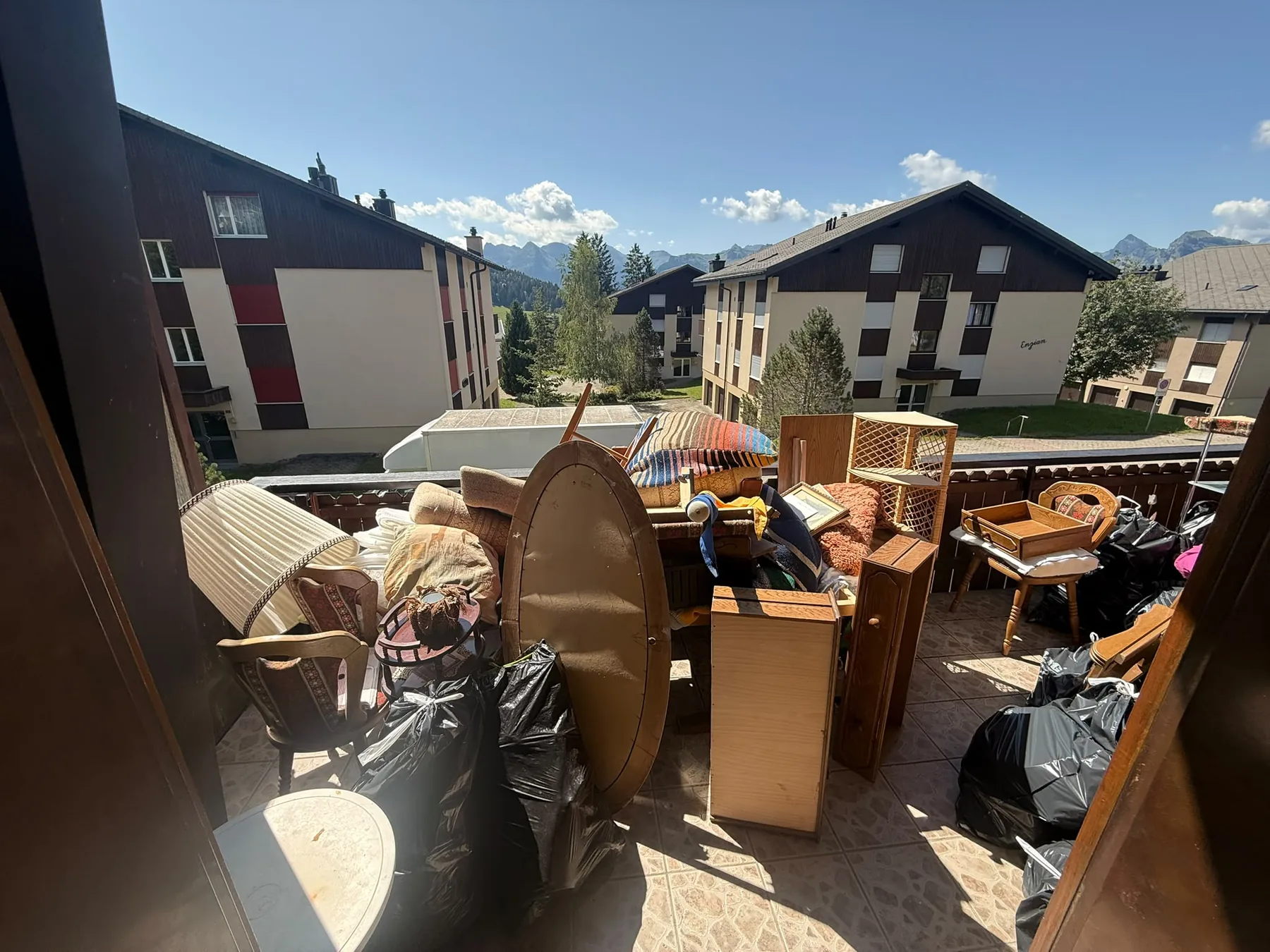 Balkon mit Hausrat vor der Räumung