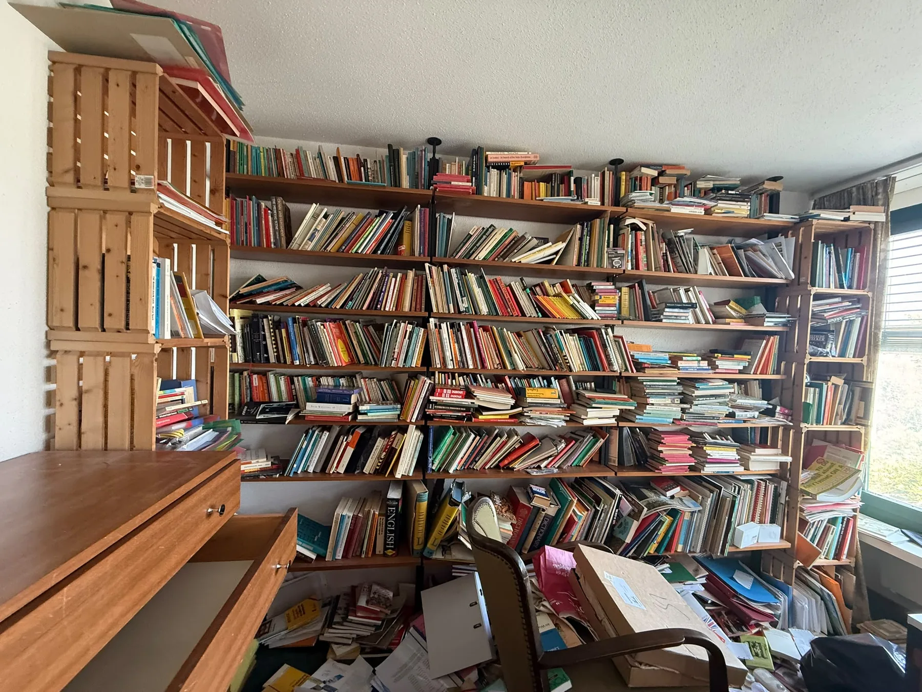 Bibliothek vor einer Hausräumung