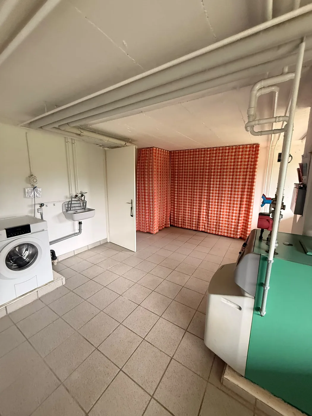 Garage und Werkstatt räumen: Maschinen, Metall und Gefahrstoffe richtig trennen